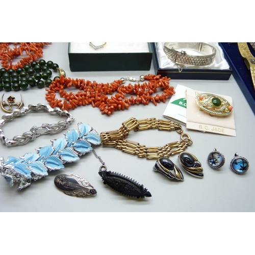 676 - A tray of nice costume jewellery, including coral