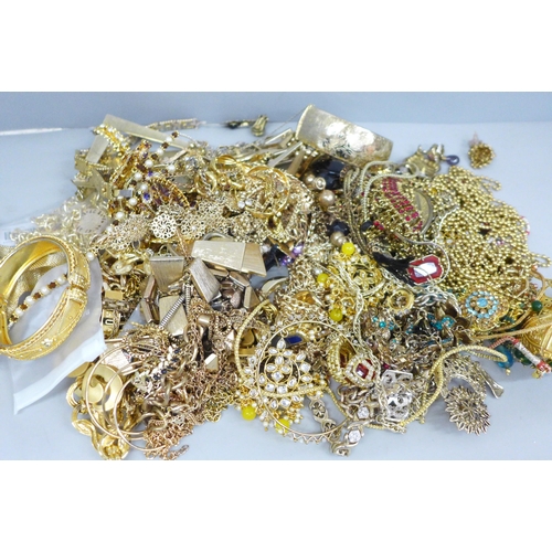 709 - A collection of vintage and later gold-tone costume jewellery