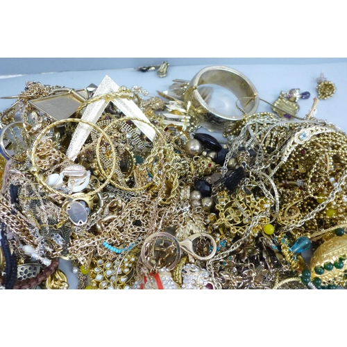 709 - A collection of vintage and later gold-tone costume jewellery