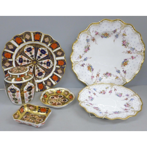 746 - A Royal Crown Derby Imari 1128 pattern ginger jar and two pin dishes, a wavy edge plate and two Roya... 