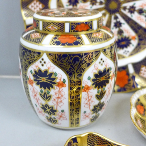 746 - A Royal Crown Derby Imari 1128 pattern ginger jar and two pin dishes, a wavy edge plate and two Roya... 