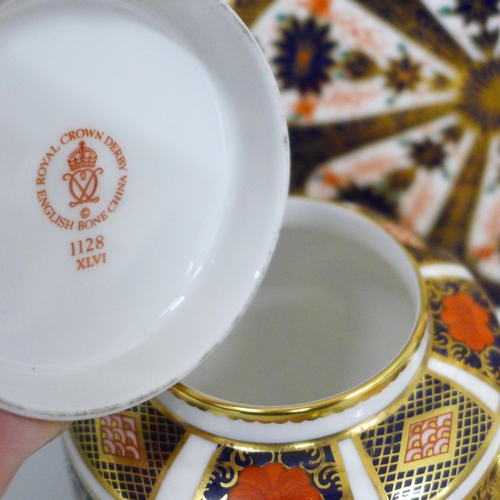 746 - A Royal Crown Derby Imari 1128 pattern ginger jar and two pin dishes, a wavy edge plate and two Roya... 