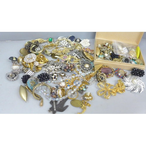 752 - A collection of costume jewellery