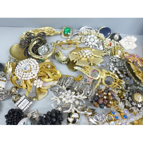 752 - A collection of costume jewellery