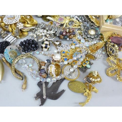 752 - A collection of costume jewellery