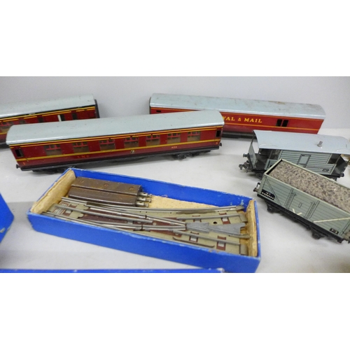 772 - A box of Hornby Dublo model railway