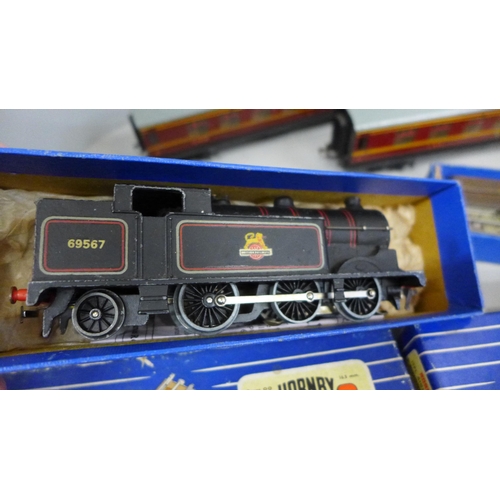 772 - A box of Hornby Dublo model railway