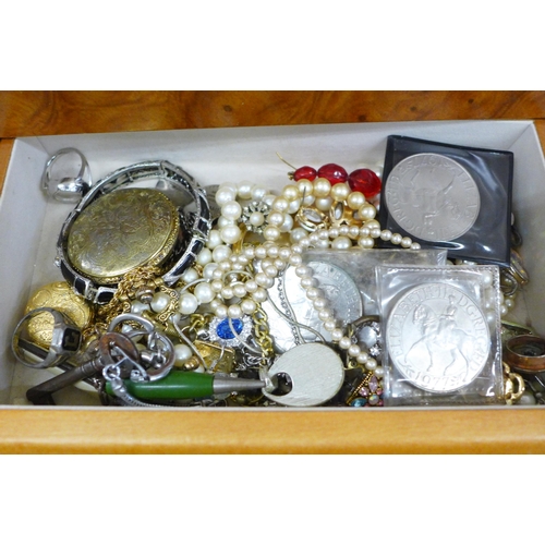 780 - A jewellery box and costume jewellery