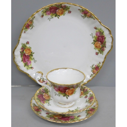 795 - A Royal Albert Old Country Roses tea ware, in original box, sugar and cream missing, 19 pieces