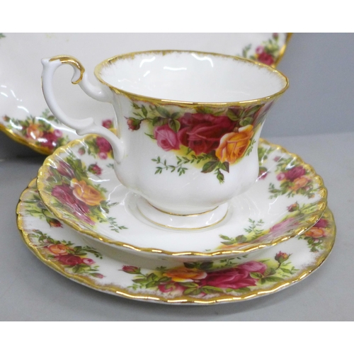 795 - A Royal Albert Old Country Roses tea ware, in original box, sugar and cream missing, 19 pieces