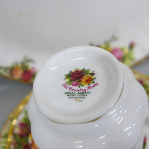 795 - A Royal Albert Old Country Roses tea ware, in original box, sugar and cream missing, 19 pieces