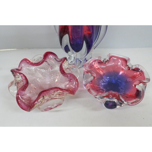 804 - A coloured glass vase and two glass dishes **PLEASE NOTE THIS LOT IS NOT ELIGIBLE FOR IN-HOUSE POSTI... 