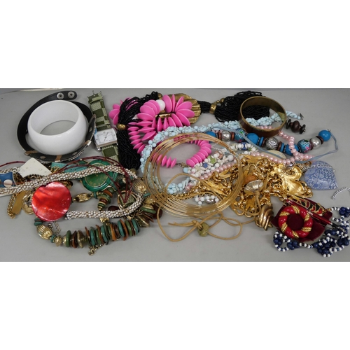 841 - A collection of costume jewellery