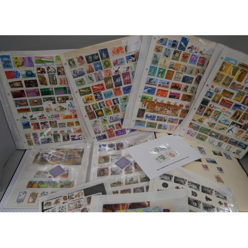 844 - Stamps; Australia stamps, catalogues, 1986 year book, etc.