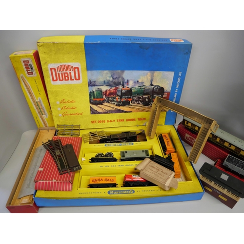 879 - A Hornby Dublo model rail train set 2016 0-6-2 Tank Goods set and other Hornby model rail