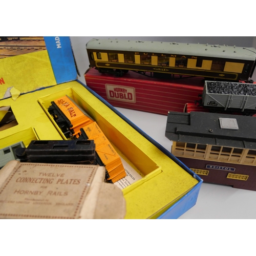 879 - A Hornby Dublo model rail train set 2016 0-6-2 Tank Goods set and other Hornby model rail