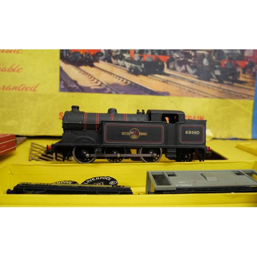 879 - A Hornby Dublo model rail train set 2016 0-6-2 Tank Goods set and other Hornby model rail