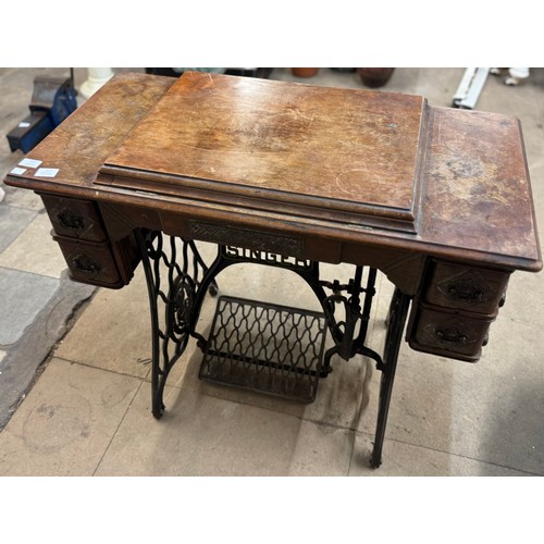 252 - A Singer cast iron sewing machine/table