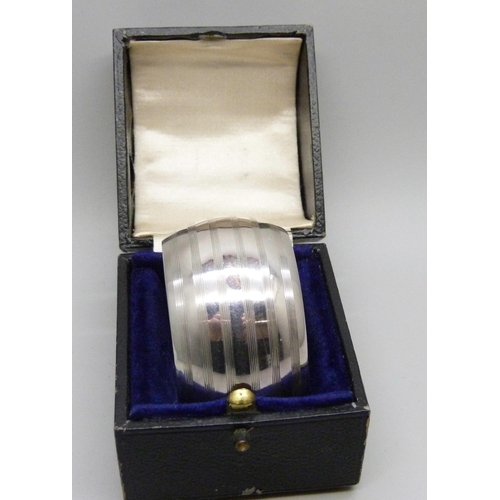 949 - An Art Deco silver napkin ring, Birmingham 1919, 23g