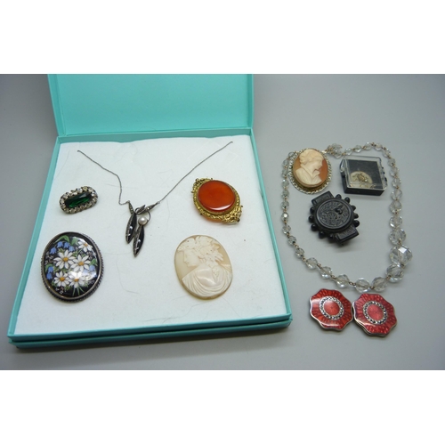 960 - Costume jewellery and a silver necklace