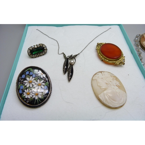 960 - Costume jewellery and a silver necklace