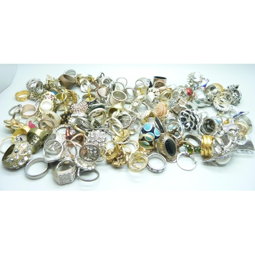 964 - A collection of costume rings