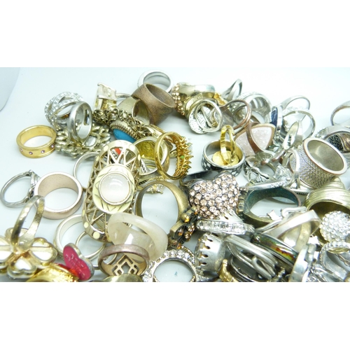 964 - A collection of costume rings