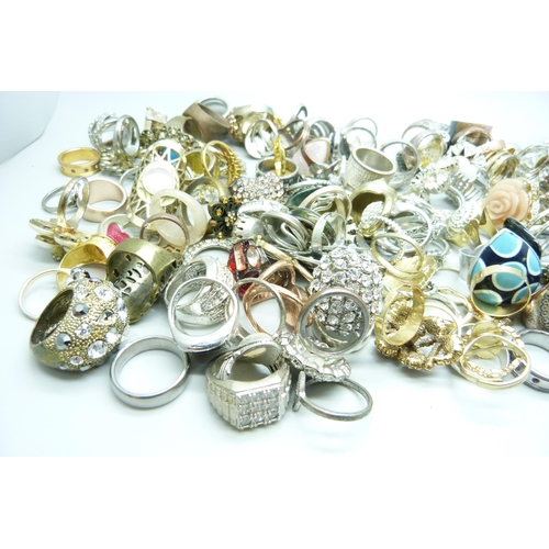 964 - A collection of costume rings