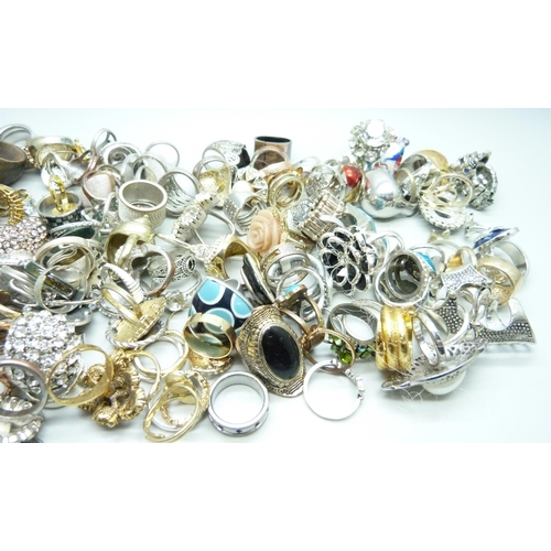 964 - A collection of costume rings