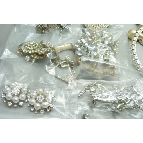 967 - A collection of vintage and modern paste set jewellery