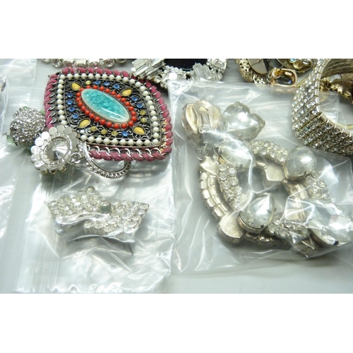 967 - A collection of vintage and modern paste set jewellery