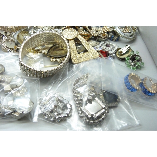 967 - A collection of vintage and modern paste set jewellery