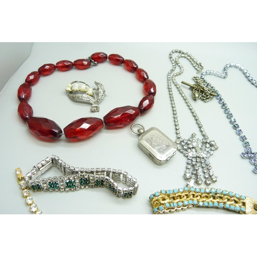 972 - A collection of vintage costume jewellery