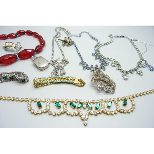 972 - A collection of vintage costume jewellery