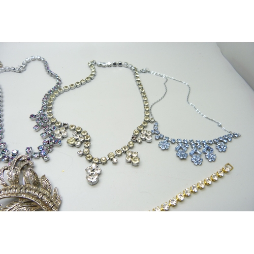 972 - A collection of vintage costume jewellery