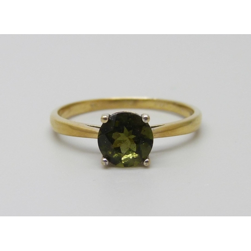 989 - A silver gilt green moldavite solitaire ring, S