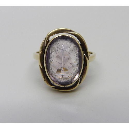 994 - A 14ct gold ring set with an amethyst, stone upside down, 4.6g, R