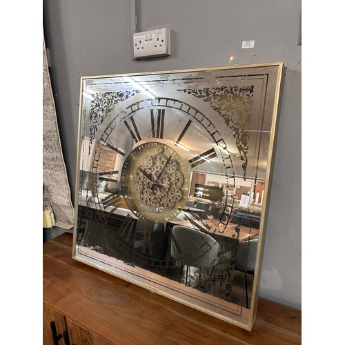 3046 - A large mirrored moving gear clock