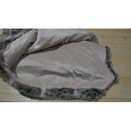 6038 - Husky Fur Heated Throw with power lead 120 X 160 Cm (339-60) *This lot is subject to Vat