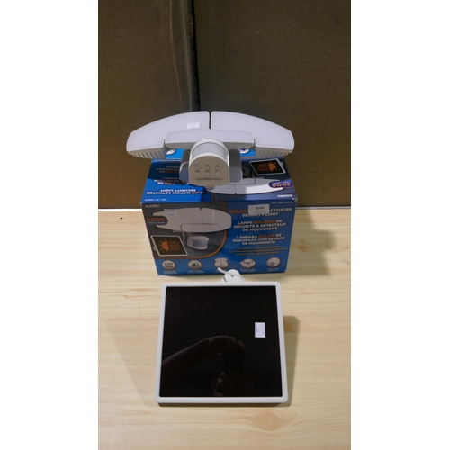 6040 - Sunforce Solar Motion Security Light with box (339-101) *This lot is subject to Vat