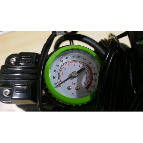 6041 - Digital Led Clock and a Bon Aire 12V Tyre Inflator  (339-56, 96) *This lot is subject to Vat