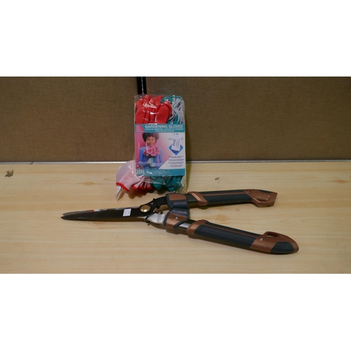 6130 - Surecut Shears and a pack of gardening gloves (339-369) *This lot is subject to Vat