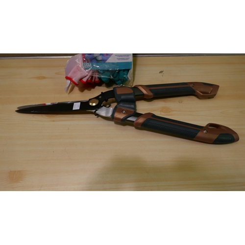 6130 - Surecut Shears and a pack of gardening gloves (339-369) *This lot is subject to Vat