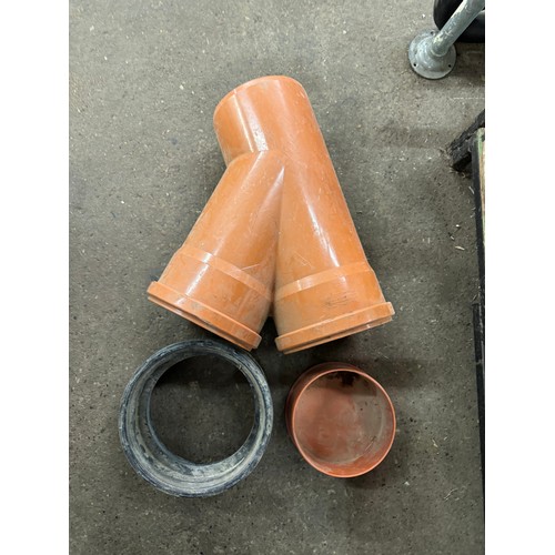 5220 - A large quantity of underground pipe fittings