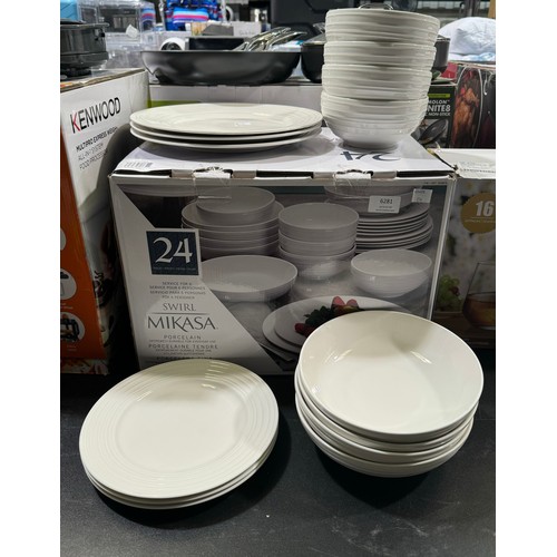 6281 - Mikasa Porcelain 'Swirl' Dinnerware   (339-276) *This lot is subject to Vat