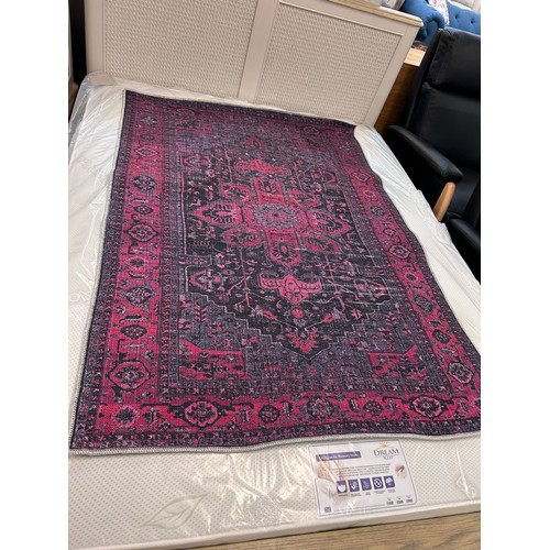 3080 - A rich full pile vintage look rug with traditional design