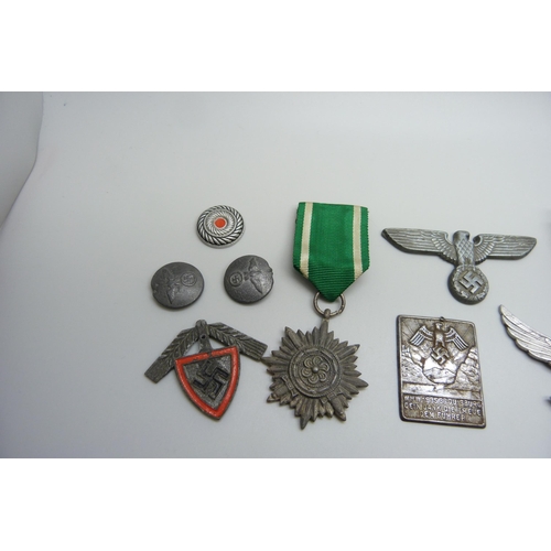 2049 - German WWII related items including two eagle plaques, a medallion, etc., (three buttons a/f)