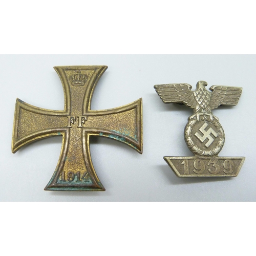 2051 - A German WWII 1939 bar and a cross badge