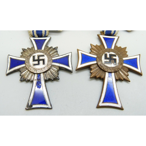 2058 - Two German WWII mothers cross medals