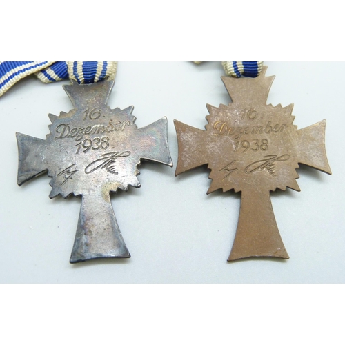 2058 - Two German WWII mothers cross medals